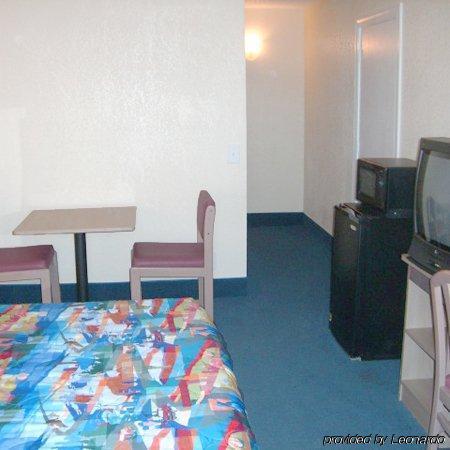 Travelodge By Wyndham Los Banos Ca Room photo